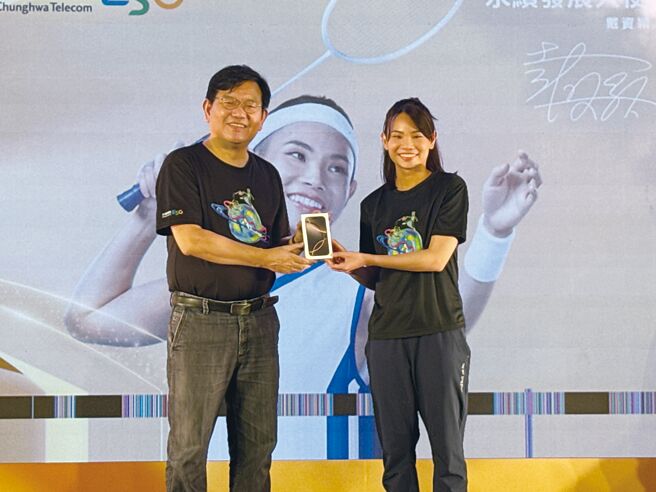 中华电信举办羽球天后戴资颖粉丝见面会，大学时代也喜欢打羽球的执行副总林荣赐（左），也化身小戴粉丝，认为中华电信产品代言人及永续发展天使的戴资颖（右）具备「屹立不拔、勇于挑战、不骄不馁」的运动家精神。图／何英炜