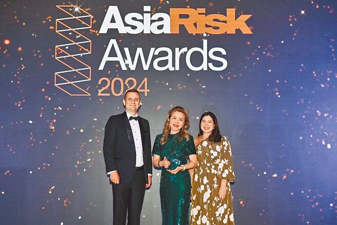 中國信託銀行六度蟬聯國際知名財經媒體《Asia Risk》雜誌頒發之「臺灣年度最佳衍生性金融商品暨最佳風險管理機構」，中國信託銀行新加坡分行資本市場部部長雷憶慈副總經理（中）代表出席領獎。圖／《Asia Risk》提供