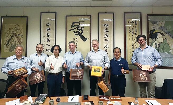 NLMK欧洲比利时主管到访福南，对福南钢铁的经营实力留下深刻印象，右二为董事长梁新、左三为总经理梁传继。图／福南钢铁提供