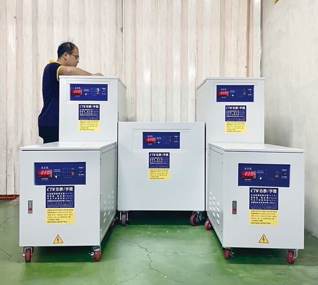 志泰公司為拓展業務積極參展，展區展出各式穩壓器與油霧回收機。圖／郭文正