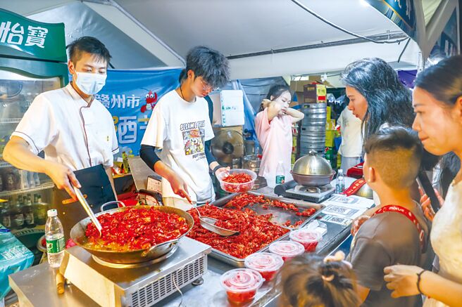 因應小龍蝦價格暴跌，業者紛紛發揮創意，推出新口味。圖╱中新社