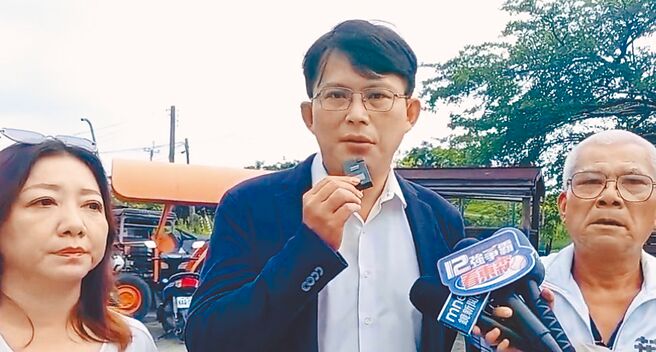 民眾党立委黄国昌（中）29日在宜兰表示，盼台北地检署依法侦办。（吴佩蓉摄）