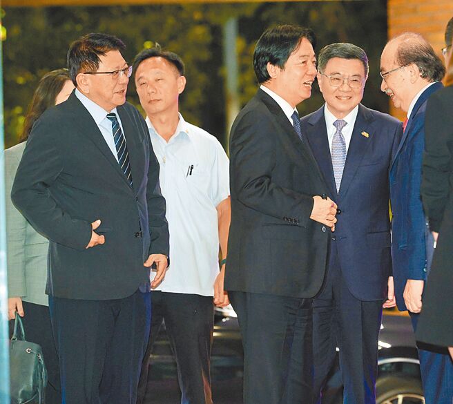 民進黨立院黨團總召柯建銘（右一）在中常會告御狀，讓身兼民進黨主席的賴清德總統（中）下達軍令狀，要求全體黨籍立委全程、全勤。（本報資料照片）