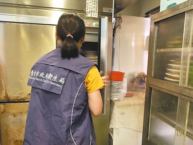 北市卫生局29日前往台北市行天宫附近的松江石头火锅城稽查。（台北市卫生局提供／温予菱）