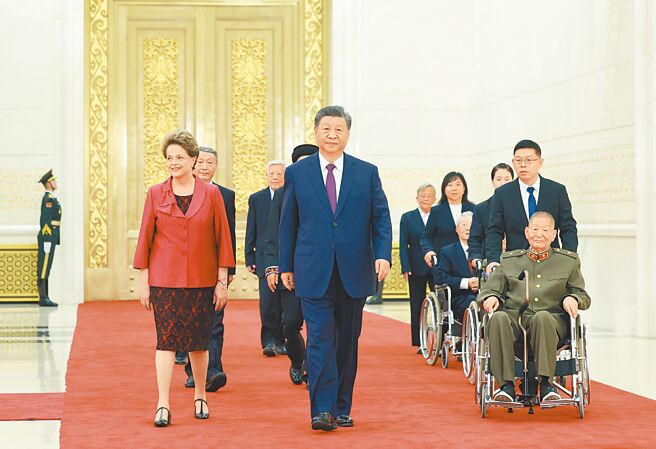 大陸國家主席習近平29日在「國家勳章和國家榮譽稱號頒獎典禮」上強調願攜手各國維護和平。（新華社）