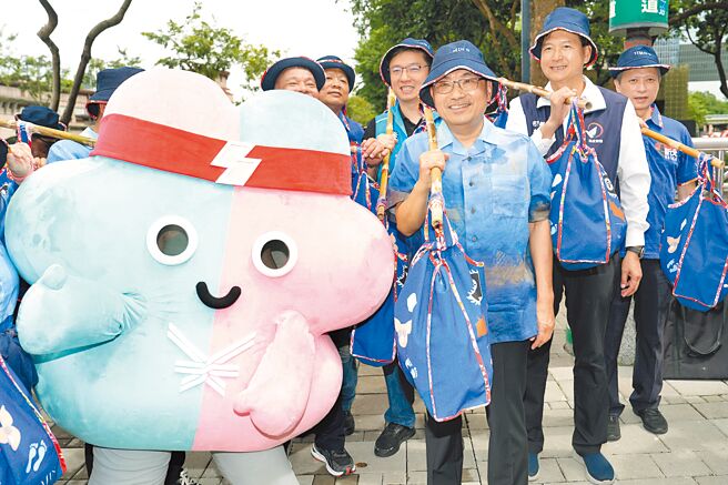 新北市长侯友宜（右三）29日出席新北市客家义民爷文化祭，与双北世壮运吉祥物「壮宝」一同挑担进场。（黄世麒摄）