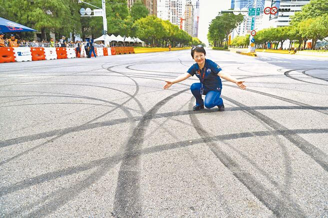 台中市长卢秀燕宣布烧胎痕将保留3天，议员则促市府尽速清理恢復乾净市容。（台中市府提供／陈淑娥台中传真）