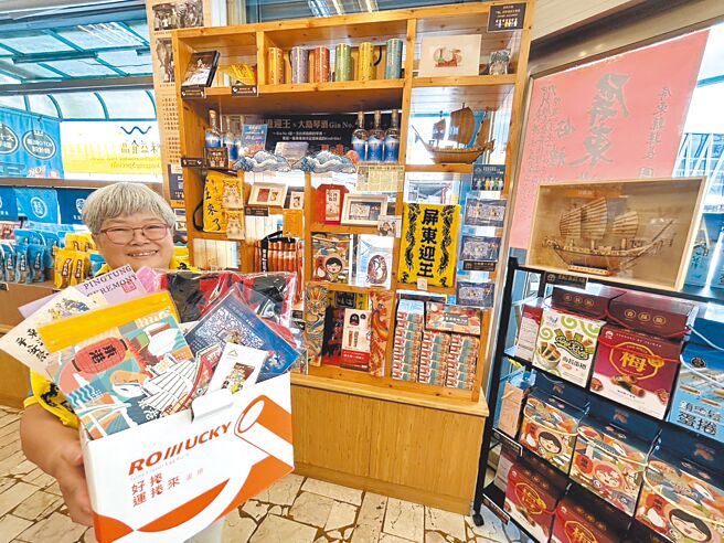 東港知名伴手禮店設置「東港迎王文創專區」，集結在地老師、轎班、學校等文創品，讓遊客看到東隆宮以外、默默為迎王付出的人與作品。（謝佳潾攝）