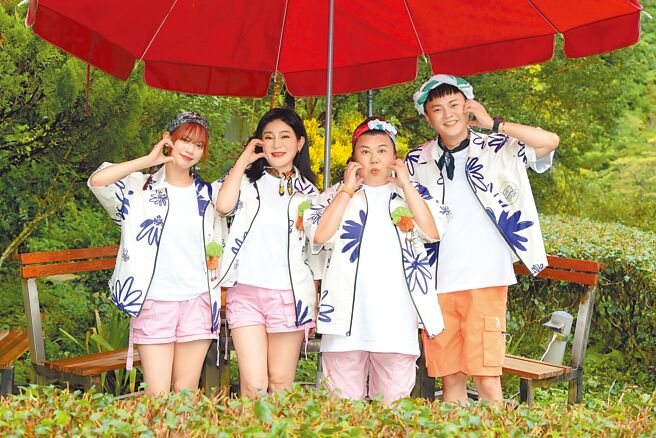 庭庭（左起）、王彩樺、林美秀、許富凱29日出席實境秀《瓜田冠軍的誕生》記者會。（三立提供）