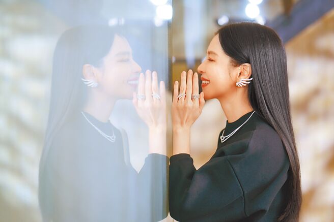 徐若瑄佩戴HOF以羽毛为灵感打造的VELA系列珠宝，象徵自由、振翅高飞。（Hearts On Fire提供）