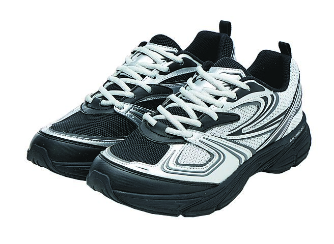 FILA INTERUN鞋款，银黑色2880元。（FILA提供）