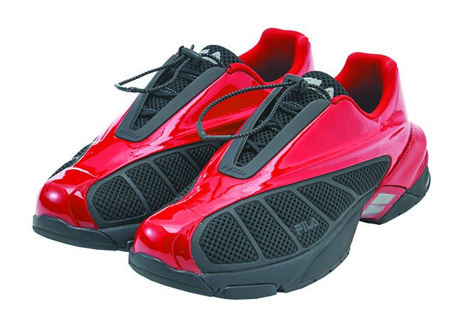 FILA REPLICA鞋款，经典红黑色3980元。（FILA提供）