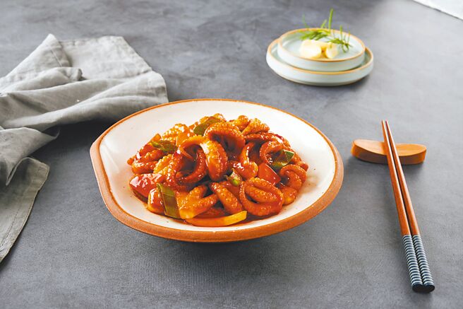 宏匯广场韩国商品展，「金守美」推出酱螃蟹、萝卜乾泡菜、辣炒蔬菜小章鱼等海味小菜。（宏匯广场提供）