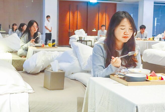 桃園大溪笠復威斯汀度假酒店舉辦「天夢之床 24小時不睡覺挑戰賽」，主辦單位提供美食好床，就是要讓參賽者睡著。（粘耿豪攝）