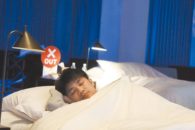 挑戰失敗的參賽者可睡到比賽結束，同時印證寢具的舒適度。（粘耿豪攝）