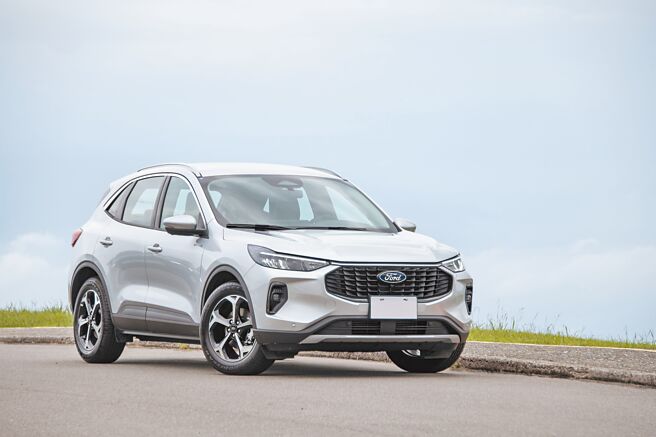 Ford Kuga 1.5T Vignale版外观採用隽永外观套件，包含有Vignale璀璨羽翼水箱格栅、专属18吋星耀双色切削铝圈以及前/后钛银饰板、钛银车顶架、雾银上环窗框、专属铭版。（陈大任摄）