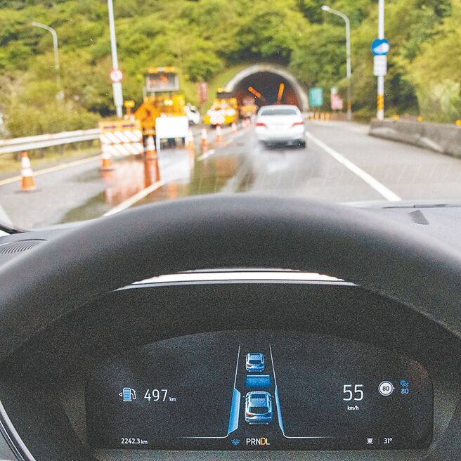 LCA车道三段调整功能，图为适应左方道 路施工而採用偏右模式。（陈大任摄）