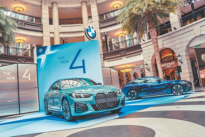 BMW 4系列Gran Coupe四门跑车（左）以及BMW i4纯电轿跑（右）以崭新四眼造型日行灯亮相。（汎德提供）