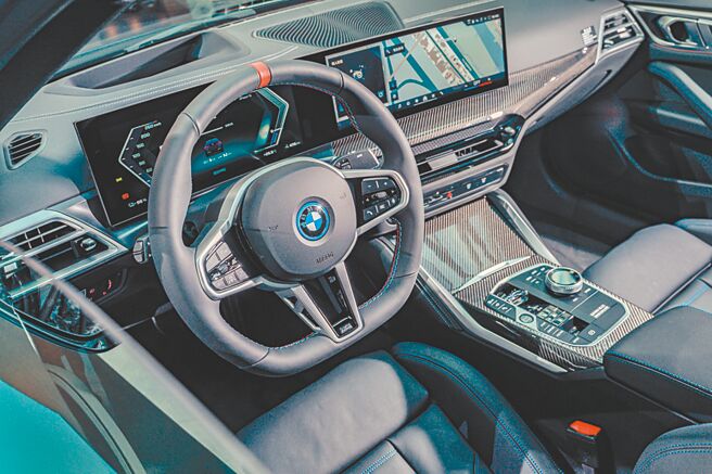 全面升级多项前卫科技配备，如极具未来感的悬浮式曲面萤幕。（汎德提供）