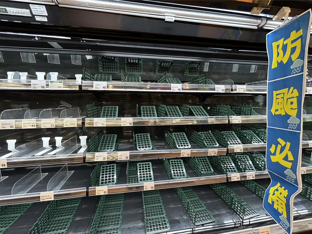 屏東市民1日一早就到超市掃貨、準備物資防颱大作戰，不到半天的時間，架上的蔬菜、雞蛋、牛奶甚至連啤酒都被掃光。（謝佳潾攝）