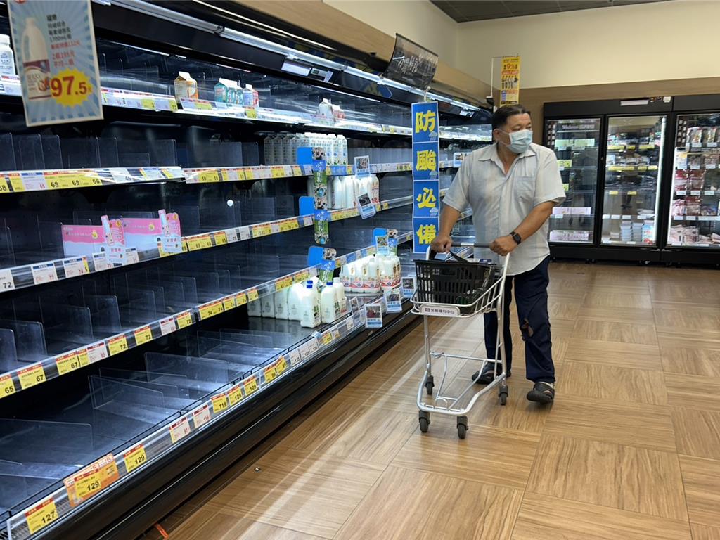 屏東市民1日一早就到超市掃貨、準備物資防颱大作戰，不到半天的時間，架上的蔬菜、雞蛋、牛奶甚至連啤酒都被掃光。（謝佳潾攝）