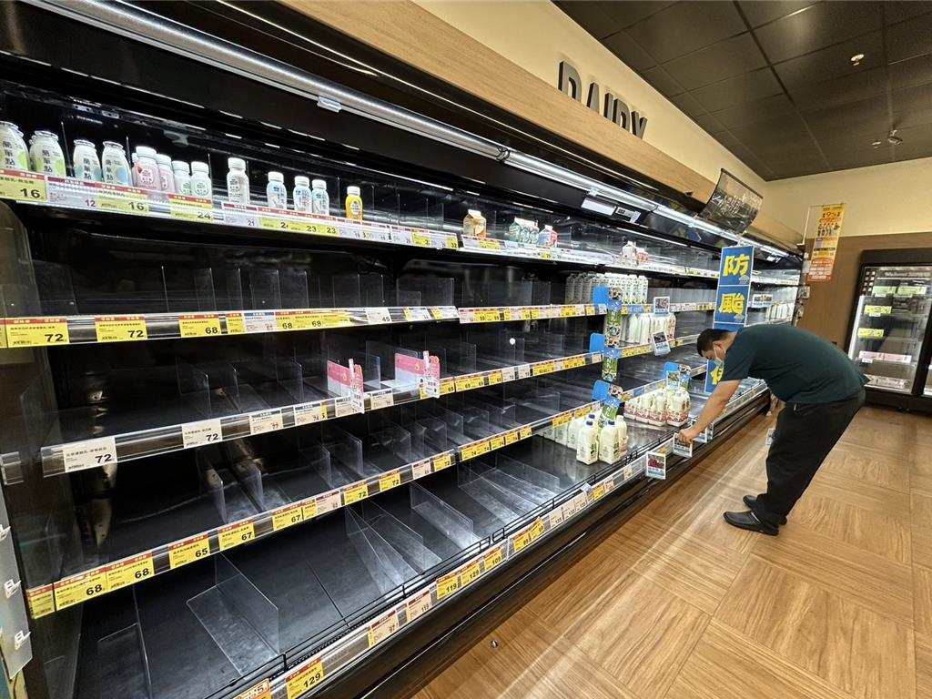 屏東市民1日一早就到超市掃貨、準備物資防颱大作戰，不到半天的時間，架上的蔬菜、雞蛋、牛奶甚至連啤酒都被掃光。（謝佳潾攝）