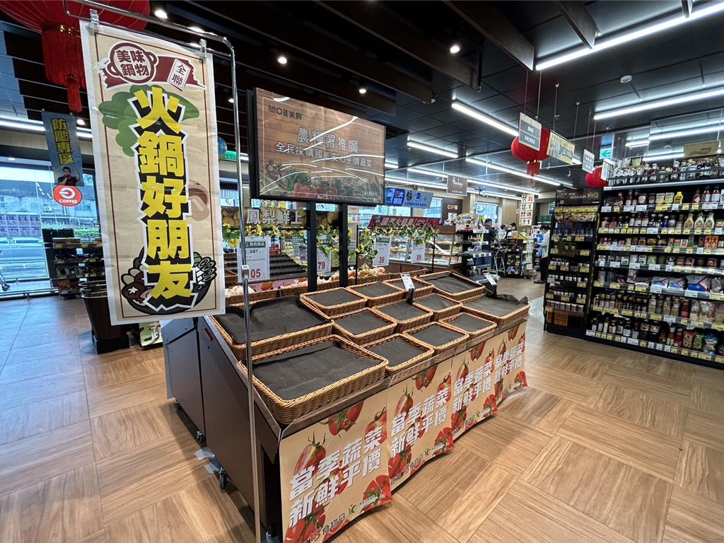 屏東市民1日一早就到超市掃貨、準備物資防颱大作戰，不到半天的時間，架上的蔬菜、雞蛋、牛奶甚至連啤酒都被掃光。（謝佳潾攝）