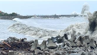 台東沿海掀逾10米滔天巨浪 民眾觀浪漁民護船