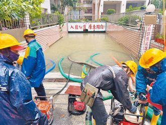 高雄剉咧等！立體停車場深夜見排隊車潮 在地人：淹怕了