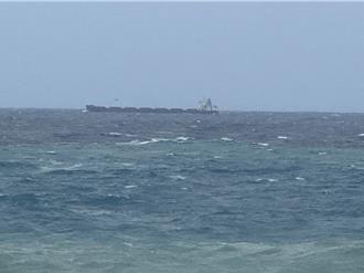 影》巴貝多籍貨輪機艙進水棄船 空勤救援吊掛19船員至蘭嶼