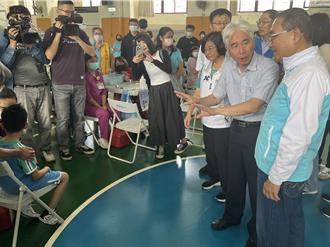 公費流感及新冠疫苗同步開打 侯友宜視察校園接種情形