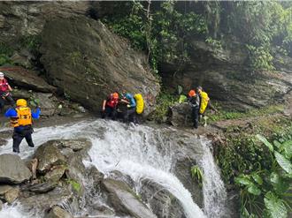 3人花蓮登山受困瓦拉米 搜救人員跨越激流救援