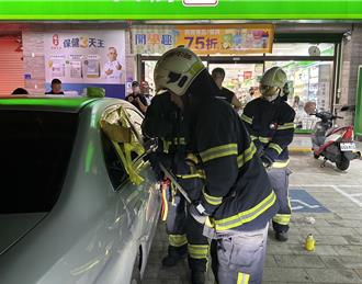 金門父母下車購物 獨留女童遭反鎖！警消破窗救人幸無礙
