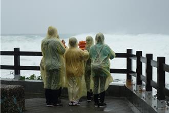 山陀兒來襲！恆春半島見「修行人」海邊祈福 
