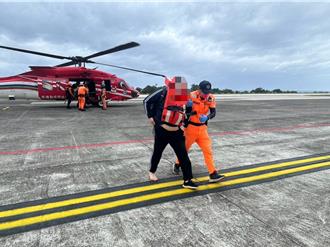 影》巴貝多籍貨船蘭嶼擱淺19名船員獲救　船體破裂開始漏油