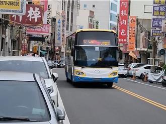 自小客车违停车道 公车司机用这招驱离被大讚