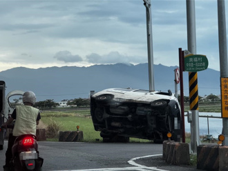 宜蘭壯圍兩小貨車對撞！ 車輛像「狗撒尿」靠號誌桿