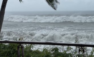 山陀儿发威！旅客想「感受海景第一排」　遭正妹板娘晒惊险片打枪