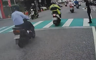 穿黑絲不給過？禮儀社女員工走「綠白斑馬線」 僅1車禮讓