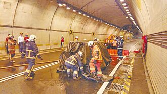 萬里隧道災演 模擬電動車起火