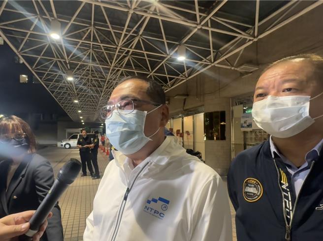 新北市土城警分局清水派出所所长刘宗鑫昨（30）日晚间11时许在新北市土城区新北地检署前执行临检勤务时不幸被拖行重伤送医，新北市长侯友宜今天凌晨紧急前往医院探视家属，含泪表示刘宗鑫已于凌晨殉职，会全力关心家属协助善后。（柯毓庭摄）