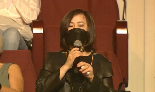 去年6月江蕙在小巨蛋包厢里开金嗓力挺好友张清芳。（图／上引娱乐提供）　