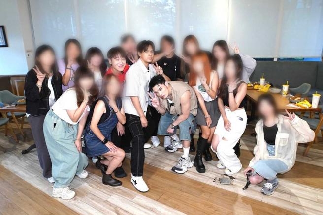 节目频道推出会员制，主持人小赖、陈零九、黄伟晋曾与忠实观眾一起线下吃饭活动。（图／翻摄自娱乐百分百脸书）