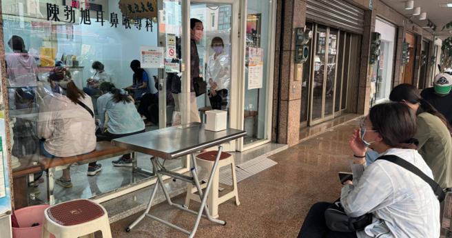 隨著天氣逐漸轉涼，近來診所又出現大排長龍的看病人潮，醫師預估新冠疫情即將再起，提醒民眾別掉以輕心。（示意圖／報系資料照）