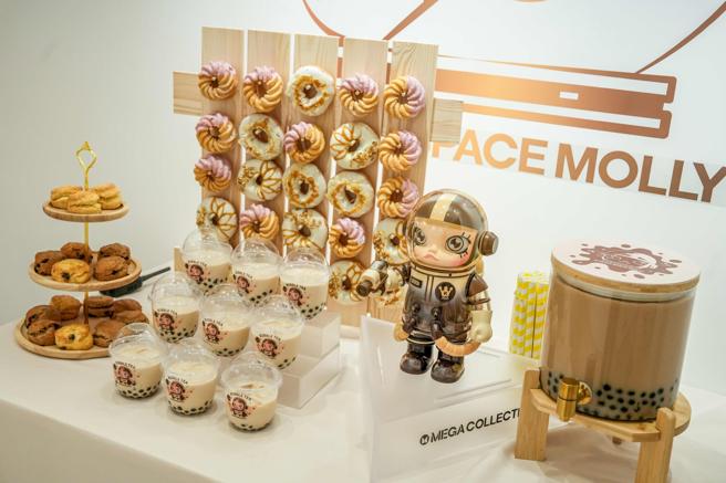 泡泡玛特10月13日前推期间限定特展，更有台湾限定「MEGA SPACE MOLLY 400%珍珠奶茶」。（泡泡玛特提供／朱世凯台北传真）