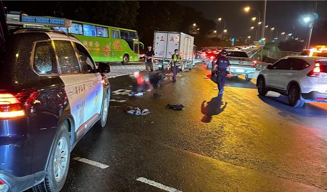 高雄燕巢區一輛機車於9月30日晚間6時許行經安招路與要上國道1號南向的貨車發生車禍，圖為交流道附近的車禍現場。（翻攝照片／林瑞益高雄傳真）