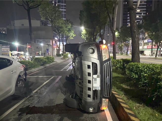 高雄左營一輛自小客車於9月30日晚間因車禍導致側翻於左營區新莊一路與文上路口。（翻攝照片／林瑞益高雄傳真）