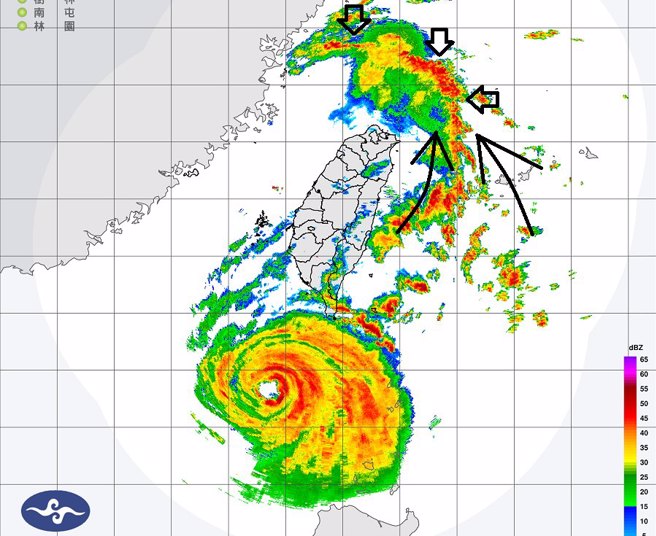 今早的雷达合成回波图可见地形外围有弧形回波雨带，郑明典表示「颱风外围环流应该已经开始环绕台湾了」。（翻摄郑明典脸书）