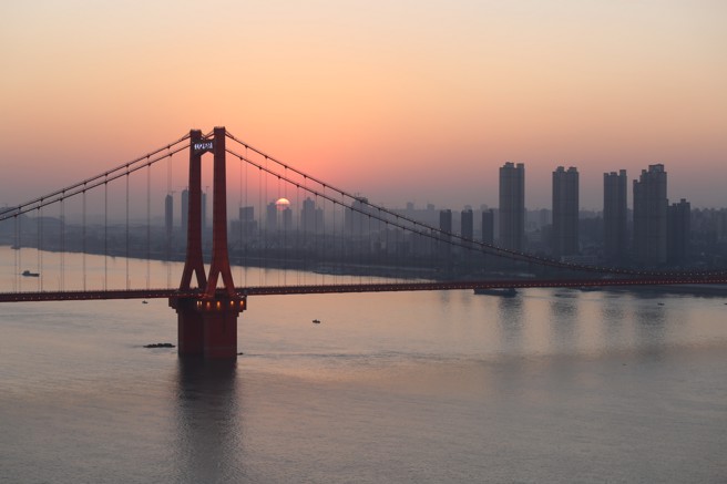 武汉鹦鹉洲长江大桥远望；鹦鹉洲长江大桥位于武汉长江大桥上游2公里处，全长3.42公里，主跨850米，是世界上跨度最大的三塔四跨悬索桥。通车后，该桥与武汉长江二桥形成城市新二环线。 （资料照／新华社）
