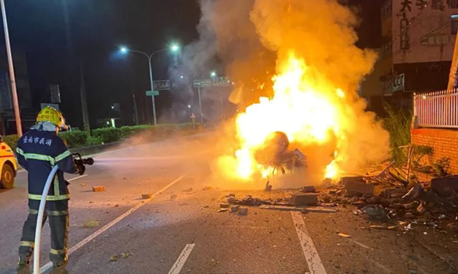 车辆突然翻覆瞬间成火球，林男被「活活烧死」成焦尸。（翻摄画面）